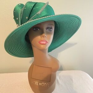 Chic Emerald Women's Hat with Pearl Accents